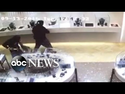 1 minute video: Manhunt underway for suspects in jewelry heist