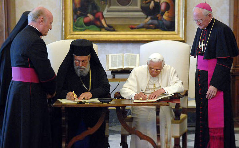 Anti-Pope Benedict XVI signs Common Declaration with Schismatic Chrysostomos II